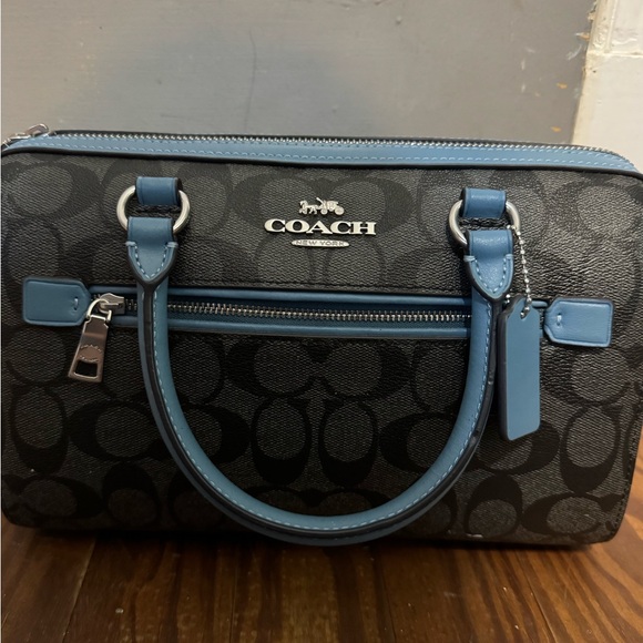 it’s pretty good size and it comes with a strap - Picture 1 of 2